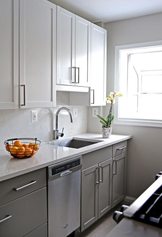 Modern inredning av ett litet kök, med skåp i shakerstil, grå skåp, vitt stänkskydd, rostfria vitvaror, klinkergolv i keramik, en undermonterad diskho, bänkskiva i kvartsit och stänkskydd i sten