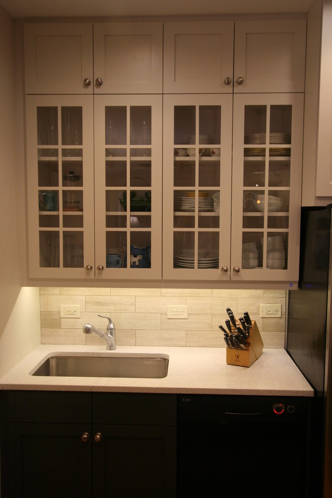 Modern inredning av ett litet kök, med en undermonterad diskho, skåp i shakerstil, vita skåp, bänkskiva i kvarts, beige stänkskydd, stänkskydd i stenkakel, rostfria vitvaror och mellanmörkt trägolv