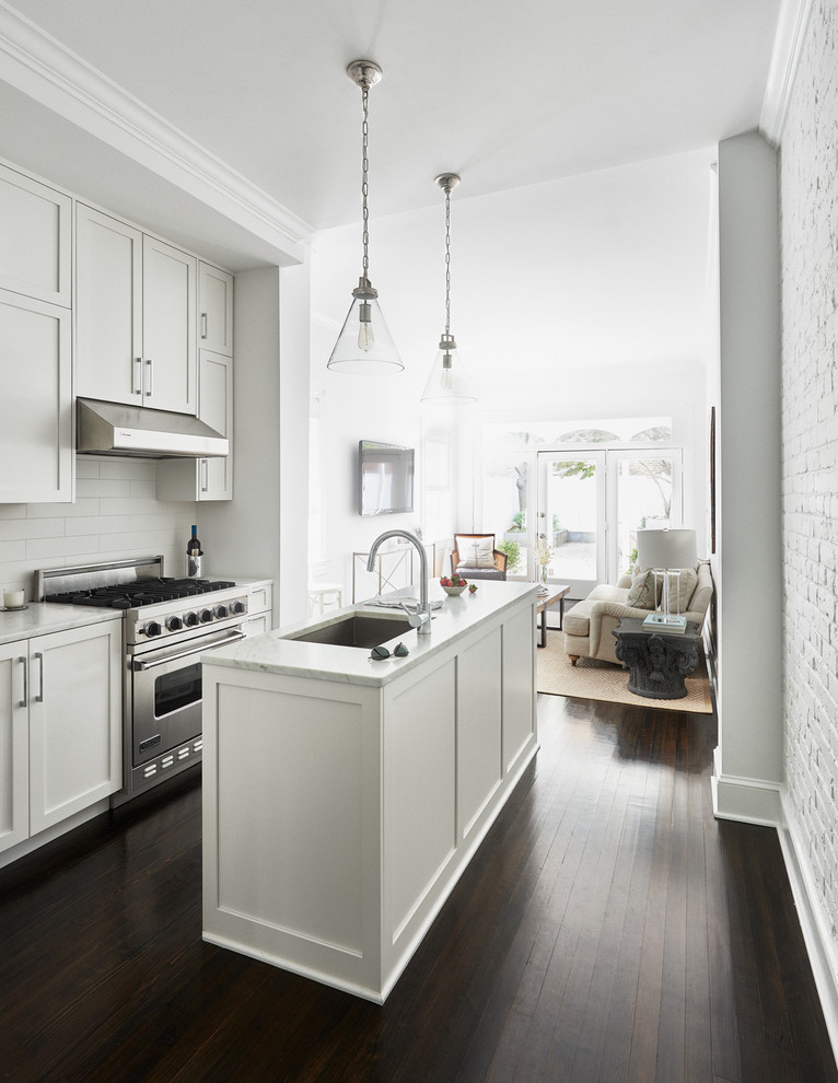 Zweizeilige Klassische Küche mit Schrankfronten im Shaker-Stil, weißen Schränken, Küchenrückwand in Weiß, Rückwand aus Metrofliesen, dunklem Holzboden und Kücheninsel in Washington, D.C.