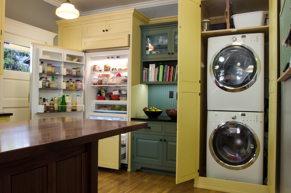 Идея дизайна: кухня среднего размера, со стиральной машиной в классическом стиле