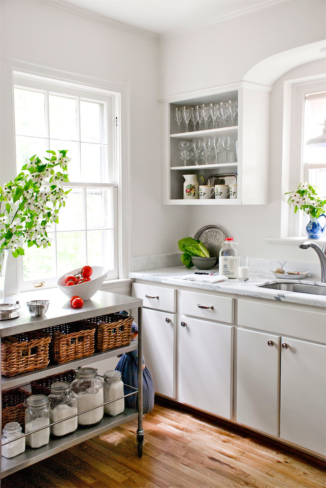 ワシントンD.C.にあるトラディショナルスタイルのおしゃれなキッチン (アンダーカウンターシンク、オープンシェルフ、白いキャビネット、大理石カウンター、無垢フローリング) の写真