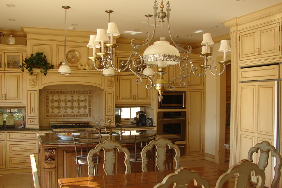 Идея дизайна: п-образная кухня-гостиная в классическом стиле с фасадами с утопленной филенкой