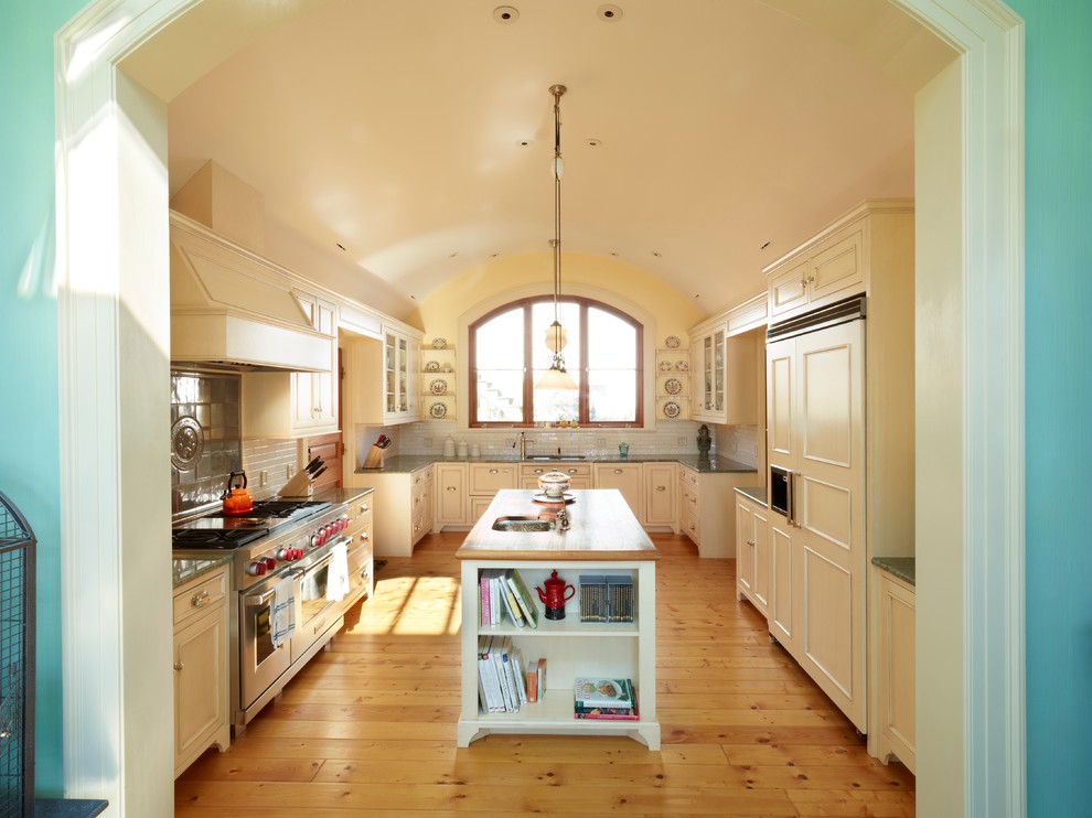 Стильный дизайн: кухня в классическом стиле с островом - последний тренд