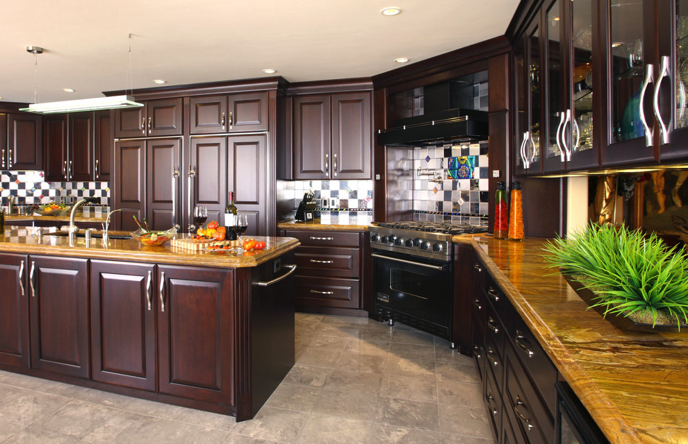 Inspiration för avskilda, stora klassiska oranget u-kök, med en undermonterad diskho, luckor med upphöjd panel, skåp i mörkt trä, marmorbänkskiva, flerfärgad stänkskydd, stänkskydd i porslinskakel, integrerade vitvaror, klinkergolv i porslin, en köksö och grått golv