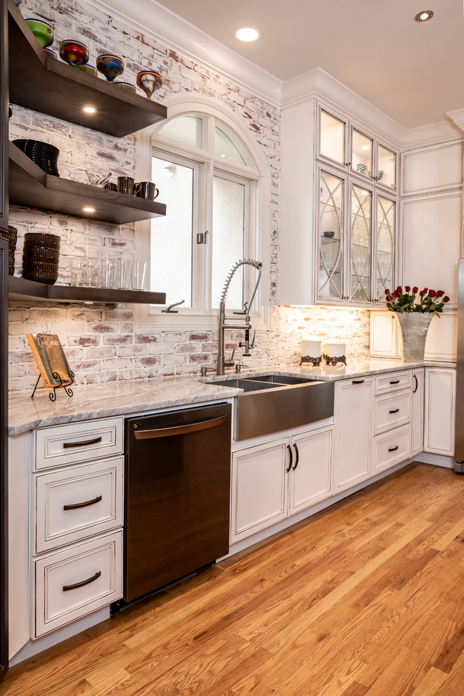 Idéer för ett stort klassiskt grå kök med öppen planlösning, med en rustik diskho, släta luckor, vita skåp, bänkskiva i kalksten, rött stänkskydd, stänkskydd i tegel, rostfria vitvaror, ljust trägolv, flera köksöar och brunt golv