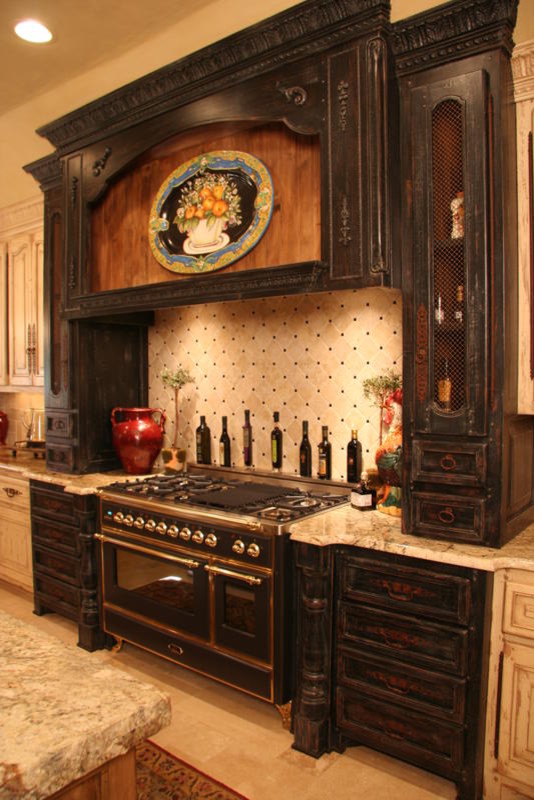 Inspiration för ett mellanstort medelhavsstil linjärt kök och matrum, med luckor med upphöjd panel, skåp i mörkt trä, beige stänkskydd, stänkskydd i stenkakel, svarta vitvaror, travertin golv, en köksö och marmorbänkskiva