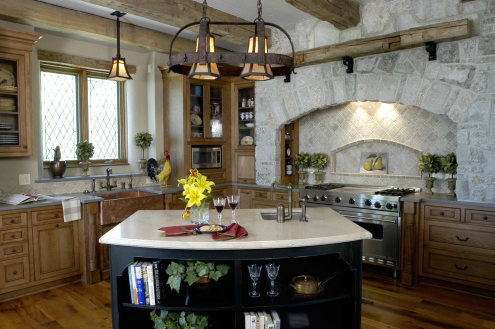 Exempel på ett mycket stort rustikt kök, med en rustik diskho, luckor med infälld panel, skåp i mellenmörkt trä, granitbänkskiva, grått stänkskydd, stänkskydd i stenkakel, integrerade vitvaror, mellanmörkt trägolv, flera köksöar och brunt golv