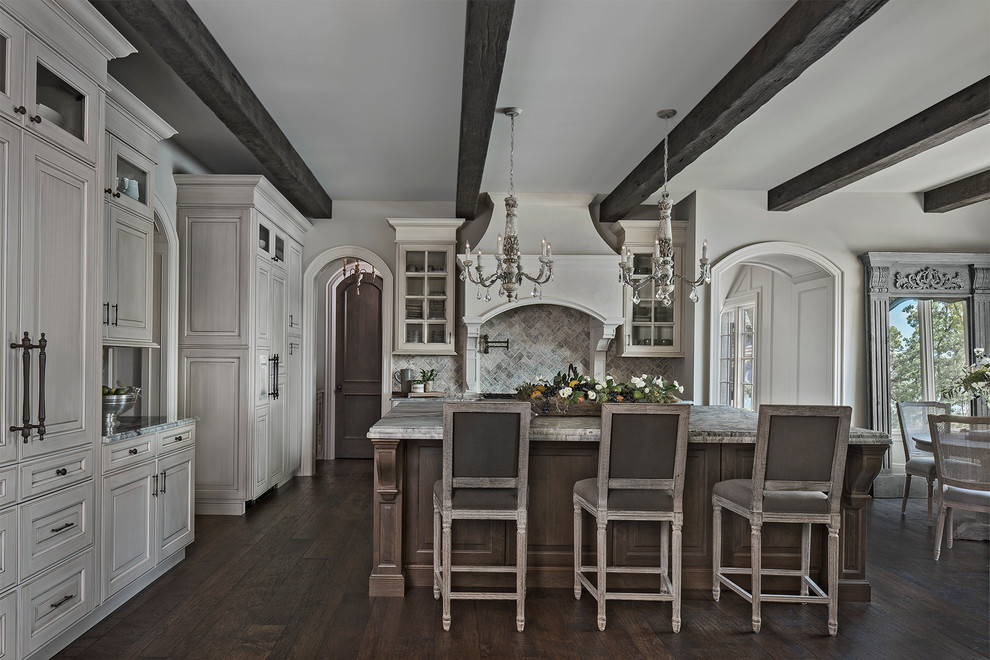 Immagine di un cucina con isola centrale classico con ante in legno chiaro, paraspruzzi multicolore, elettrodomestici da incasso e parquet scuro