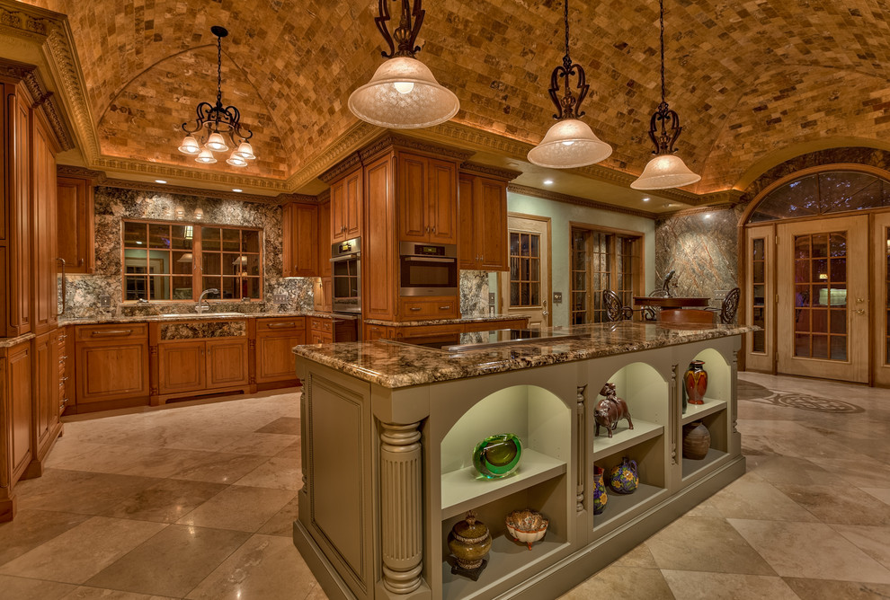 Exempel på ett mycket stort medelhavsstil kök, med luckor med upphöjd panel, skåp i mellenmörkt trä, rostfria vitvaror, travertin golv, en köksö, en nedsänkt diskho och granitbänkskiva
