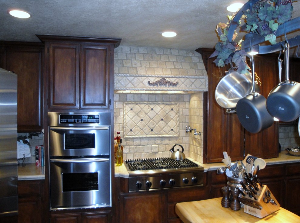 Bild på ett funkis kök med öppen planlösning, med luckor med upphöjd panel, skåp i slitet trä, stänkskydd i stenkakel, rostfria vitvaror, skiffergolv och en köksö