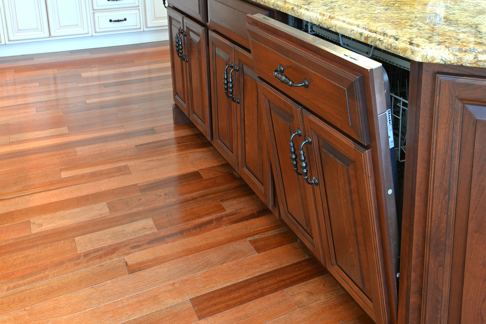 Esempio di una grande cucina chic con ante con bugna sagomata, ante in legno bruno, top in granito e pavimento in legno massello medio