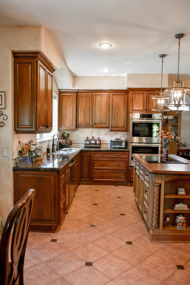 Mittelgroße Mediterrane Wohnküche mit Granit-Arbeitsplatte, Küchenrückwand in Beige, Küchengeräten aus Edelstahl, Kücheninsel und beigem Boden in Phoenix