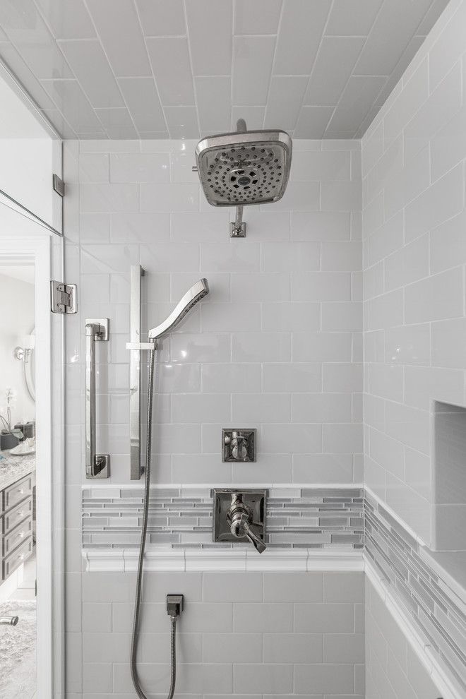 Cette image montre une grande salle de bain traditionnelle avec un placard à porte plane, des portes de placard blanches, un sol en carrelage de porcelaine et un sol gris.