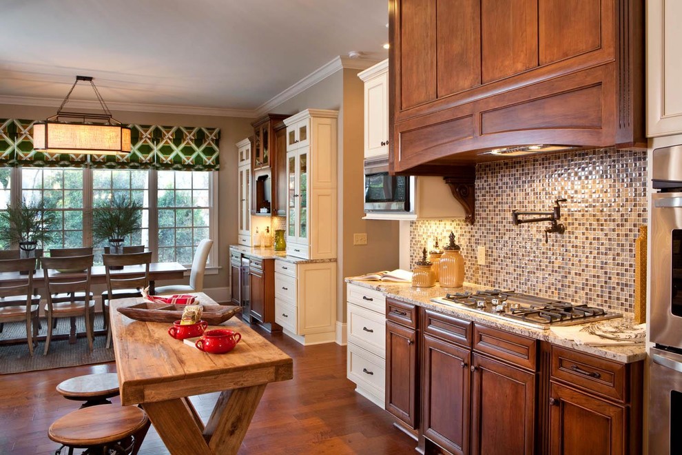 Cette image montre une cuisine américaine chalet en bois foncé avec une crédence en mosaïque, une crédence marron et un placard avec porte à panneau encastré.