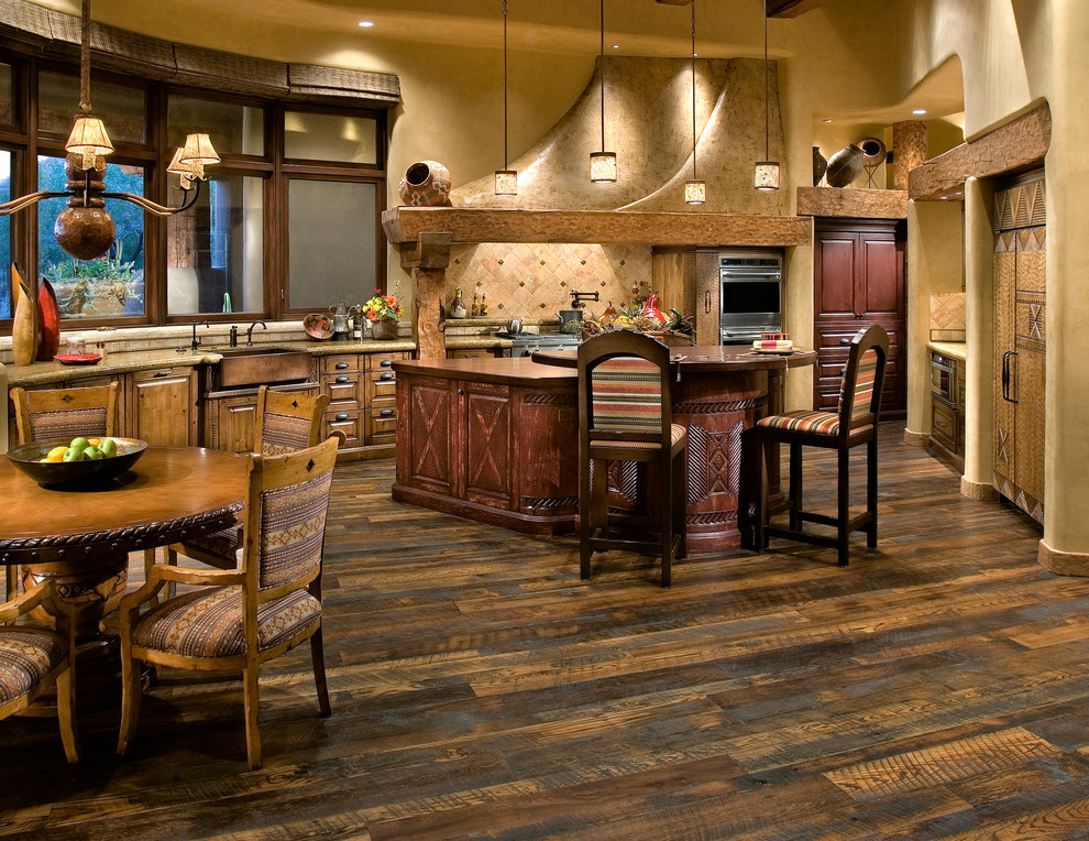 Exempel på ett medelhavsstil kök och matrum, med en rustik diskho, luckor med upphöjd panel, skåp i mellenmörkt trä, beige stänkskydd och integrerade vitvaror