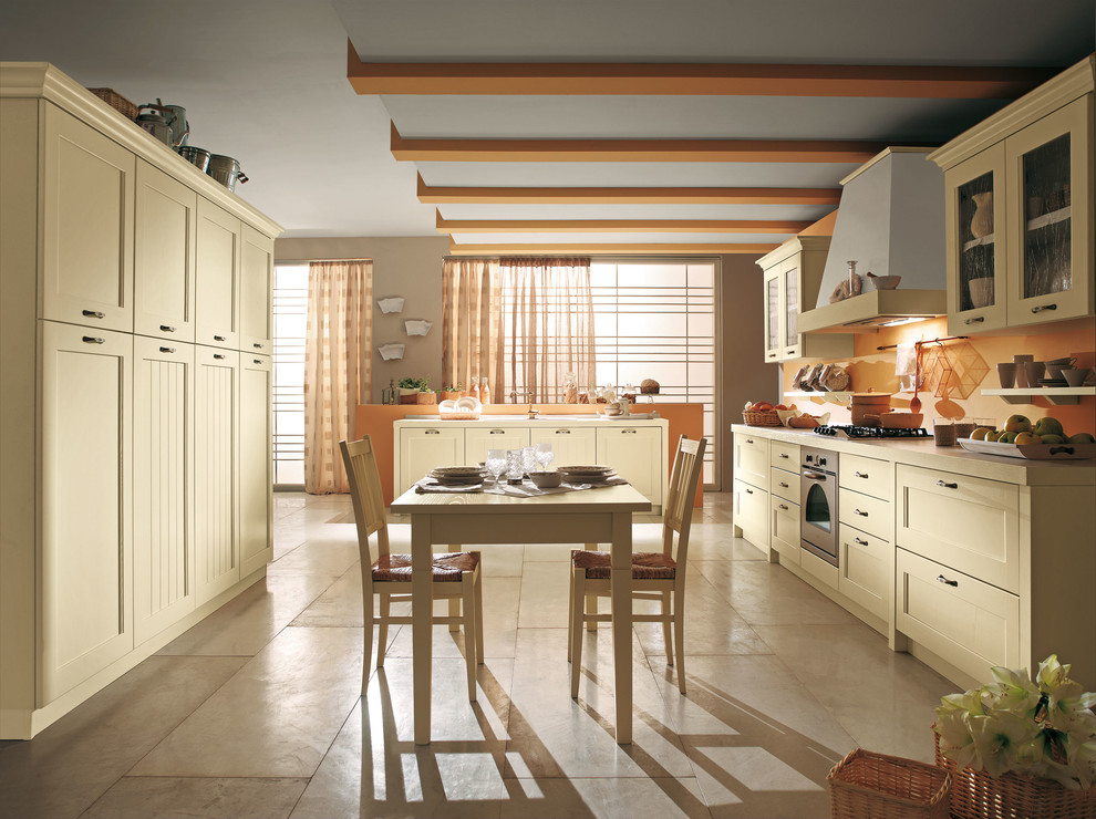 Idéer för ett mellanstort modernt kök, med en dubbel diskho, luckor med glaspanel, gula skåp, bänkskiva i kvartsit, orange stänkskydd, stänkskydd i keramik, integrerade vitvaror och klinkergolv i keramik