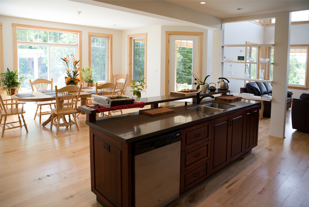 Immagine di una cucina stile marinaro con ante con bugna sagomata, ante rosse, top in superficie solida e parquet chiaro