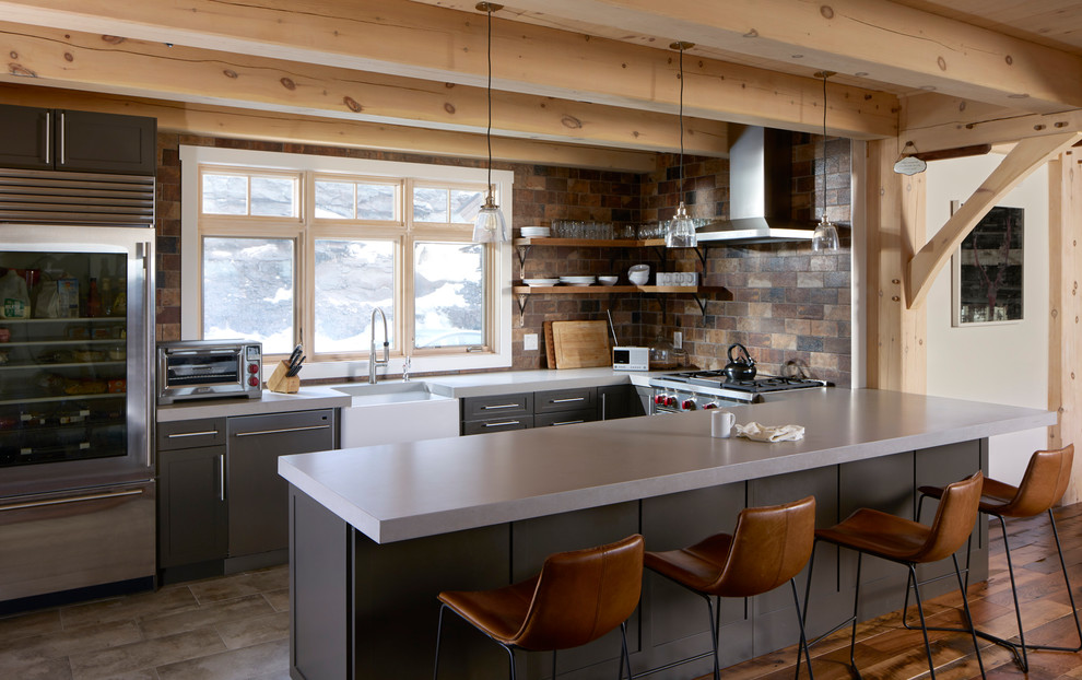 Rustikale Küche mit Landhausspüle, Schrankfronten im Shaker-Stil, grauen Schränken, bunter Rückwand, Küchengeräten aus Edelstahl, Kücheninsel und braunem Boden in Boston