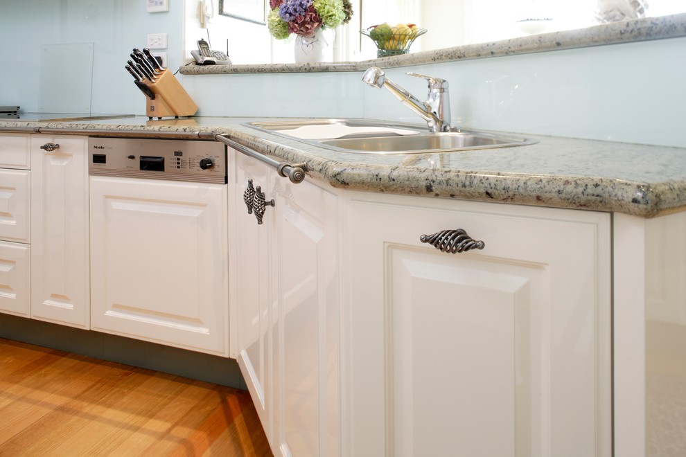 Offene, Mittelgroße Rustikale Küche in U-Form mit Granit-Arbeitsplatte in Sonstige