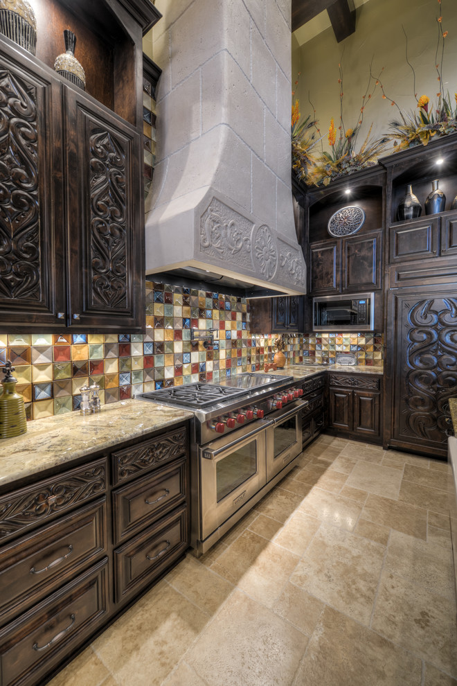 Esempio di una cucina mediterranea con ante in legno bruno, paraspruzzi multicolore, paraspruzzi con piastrelle a mosaico e elettrodomestici in acciaio inossidabile