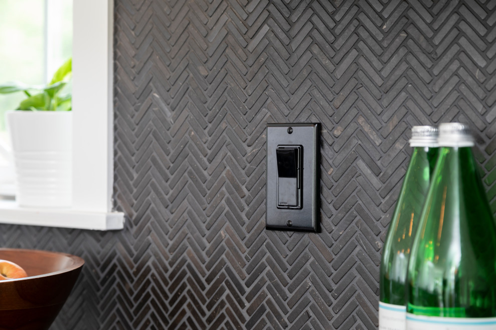 Einzeilige Moderne Wohnküche mit Küchenrückwand in Schwarz, Rückwand aus Mosaikfliesen, Küchengeräten aus Edelstahl, Kücheninsel und schwarzer Arbeitsplatte in Seattle