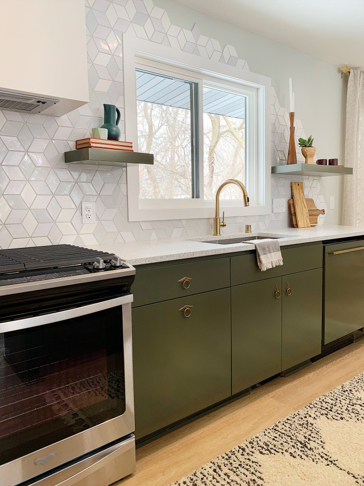 ミネアポリスにあるお手頃価格の中くらいなミッドセンチュリースタイルのおしゃれなキッチン (ドロップインシンク、フラットパネル扉のキャビネット、緑のキャビネット、オニキスカウンター、グレーのキッチンパネル、セラミックタイルのキッチンパネル、シルバーの調理設備、淡色無垢フローリング、茶色い床、白いキッチンカウンター) の写真