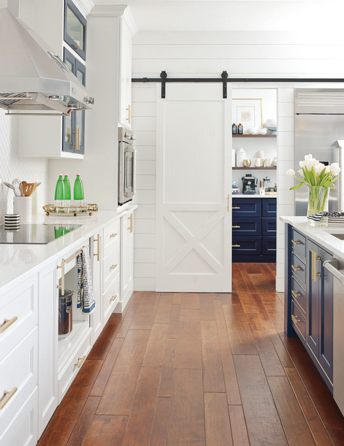 https://st.hzcdn.com/simgs/pictures/kitchens/omega-cabinetry-white-kitchen-with-sliding-barn-door-masterbrand-cabinets-inc-img~df515ec10ae74151_4-5962-1-5063361.jpg