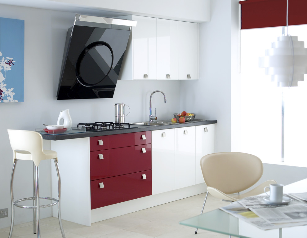 Diseño de cocina contemporánea con armarios con paneles lisos y puertas de armario rojas