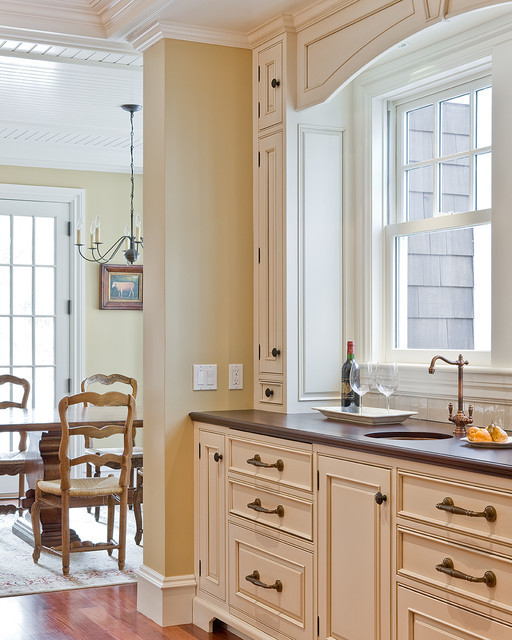 Foto de cocina contemporánea con armarios con rebordes decorativos y puertas de armario blancas