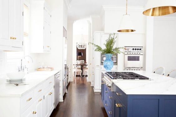 Imagen de cocina actual con armarios estilo shaker, puertas de armario blancas y encimera de mármol