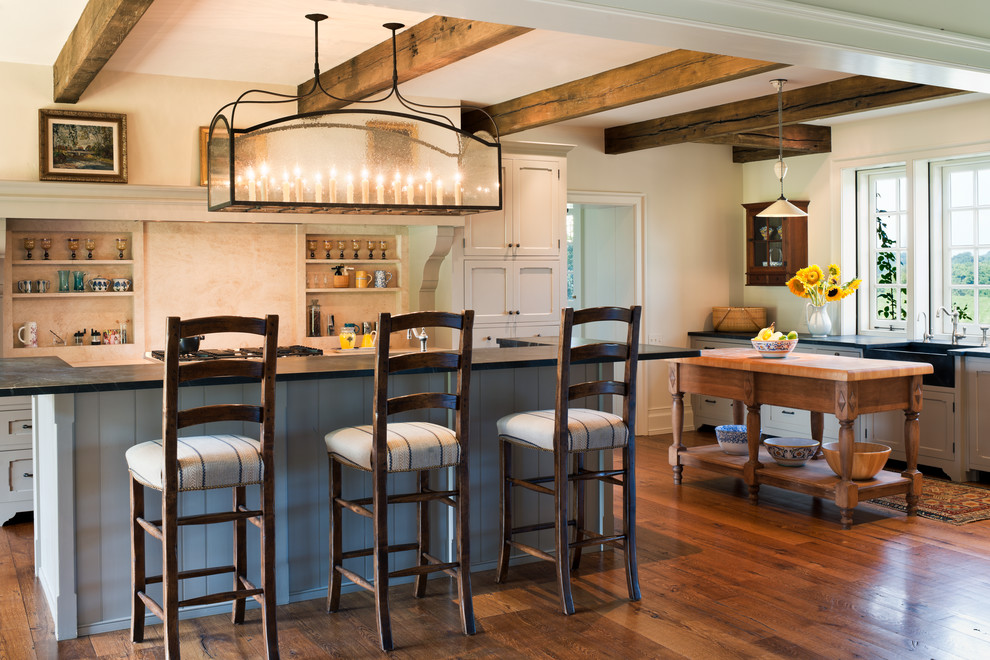 Foto di un'ampia cucina classica con lavello stile country, ante con riquadro incassato, ante beige, paraspruzzi beige, parquet scuro e 2 o più isole