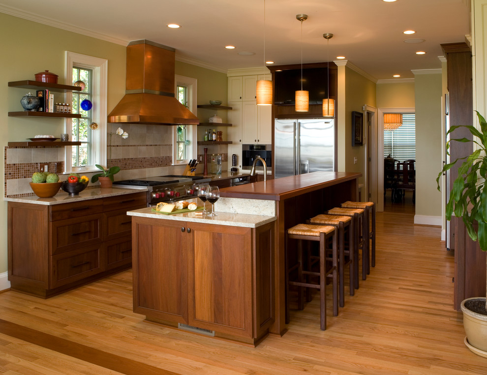 Zweizeilige Klassische Küche mit Schrankfronten im Shaker-Stil, hellbraunen Holzschränken, Küchenrückwand in Beige und Küchengeräten aus Edelstahl in Charleston
