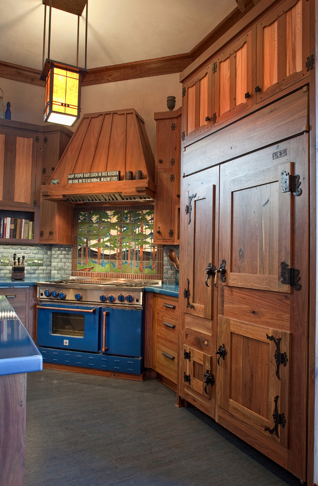 Foto di una grande cucina ad U stile rurale chiusa con lavello stile country, ante con bugna sagomata, ante in legno scuro, paraspruzzi multicolore, paraspruzzi con piastrelle a mosaico e elettrodomestici da incasso
