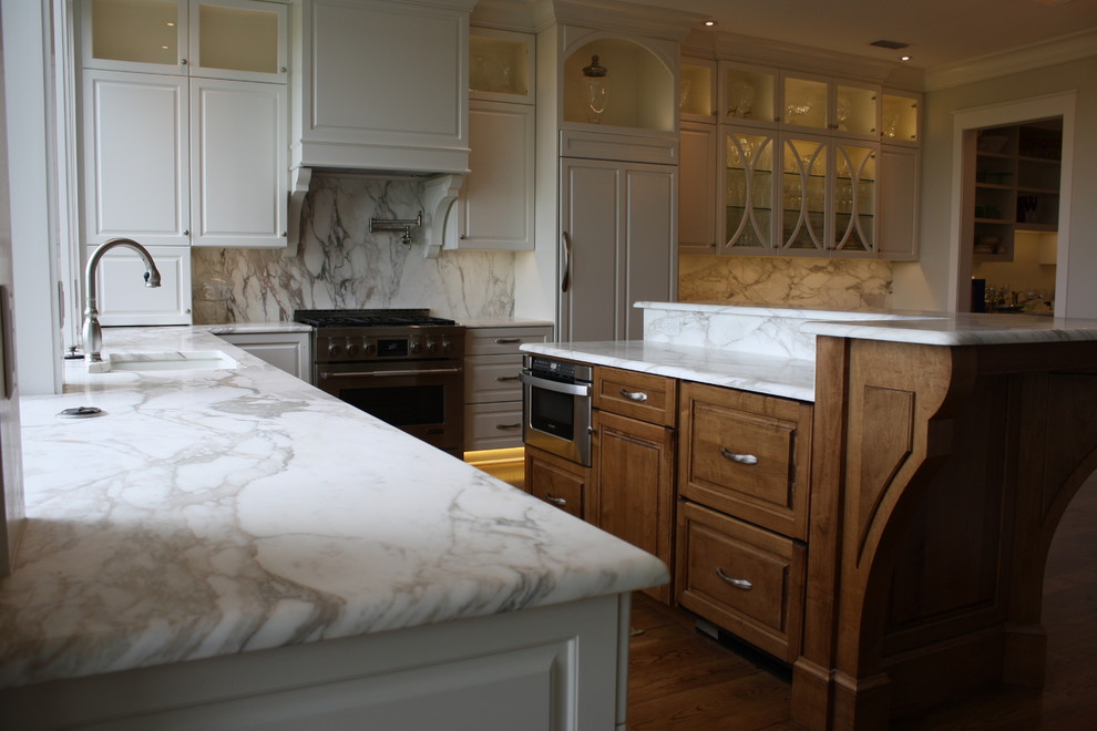 Inspiration för ett stort vintage kök, med en undermonterad diskho, marmorbänkskiva, vitt stänkskydd, stänkskydd i sten, rostfria vitvaror och mellanmörkt trägolv