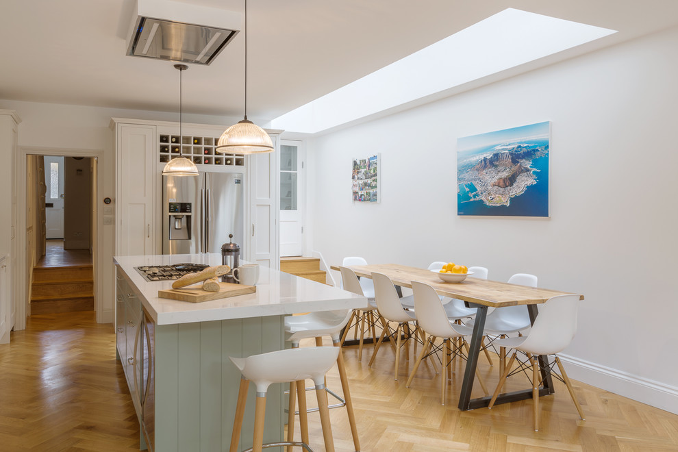 Ispirazione per una cucina chic di medie dimensioni con parquet chiaro e pavimento beige