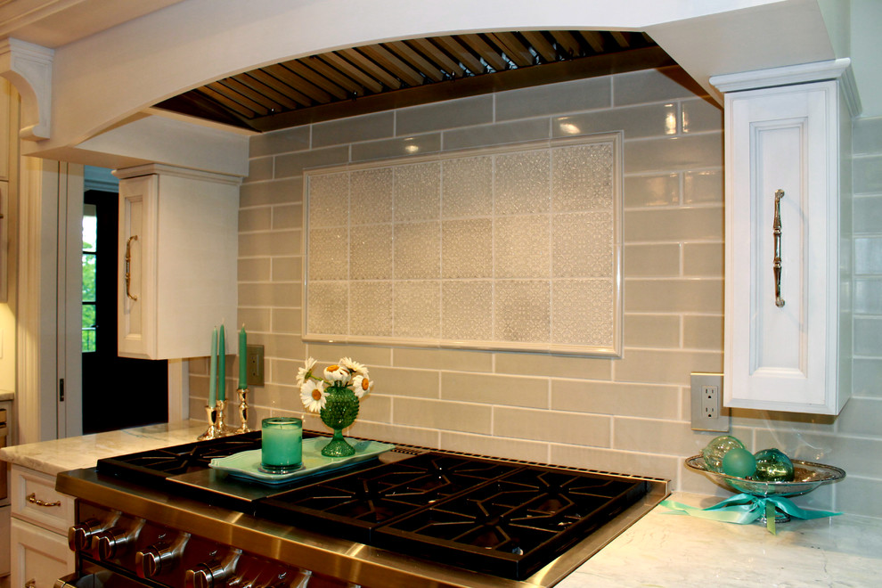 Exempel på ett stort klassiskt kök med öppen planlösning, med grå skåp, grått stänkskydd, stänkskydd i keramik, rostfria vitvaror, ljust trägolv och en köksö