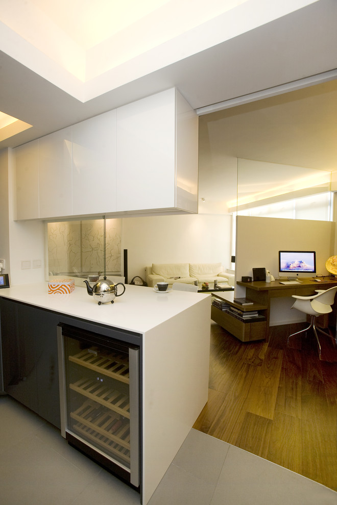 Стильный дизайн: кухня-гостиная в современном стиле с плоскими фасадами и белыми фасадами - последний тренд