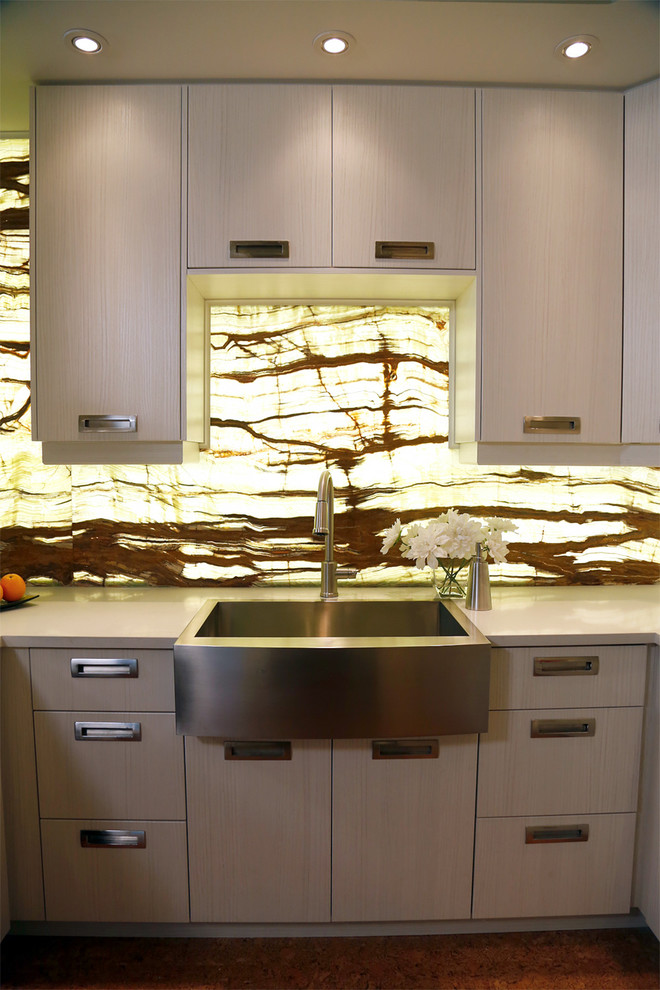 Bild på ett avskilt, stort funkis u-kök, med en rustik diskho, luckor med profilerade fronter, vita skåp, bänkskiva i koppar, flerfärgad stänkskydd, stänkskydd i sten, rostfria vitvaror, korkgolv och en halv köksö