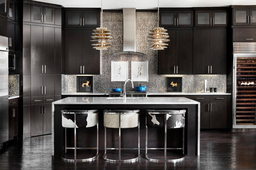 Moderne Küche in L-Form mit flächenbündigen Schrankfronten, Küchenrückwand in Grau, Küchengeräten aus Edelstahl, dunklem Holzboden und Kücheninsel in Dallas