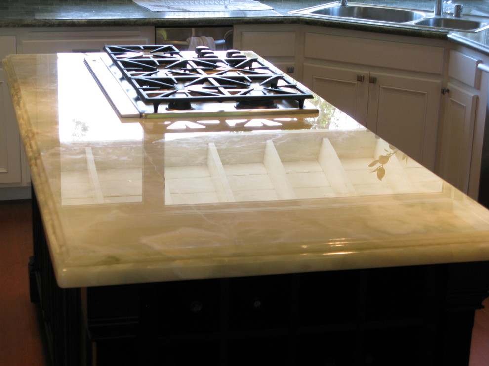 Foto på ett medelhavsstil kök, med skåp i shakerstil, vita skåp och bänkskiva i onyx
