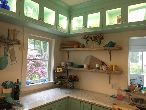 Idéer för ett mellanstort modernt kök, med en undermonterad diskho, skåp i shakerstil, blå skåp, marmorbänkskiva, vita vitvaror, ljust trägolv, en köksö och beiget golv
