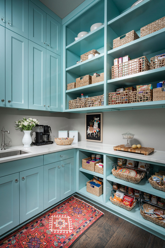 Foto på ett mellanstort vintage vit kök, med en undermonterad diskho, blå skåp, mörkt trägolv, brunt golv, bänkskiva i kvarts, skåp i shakerstil, grått stänkskydd, glaspanel som stänkskydd och rostfria vitvaror