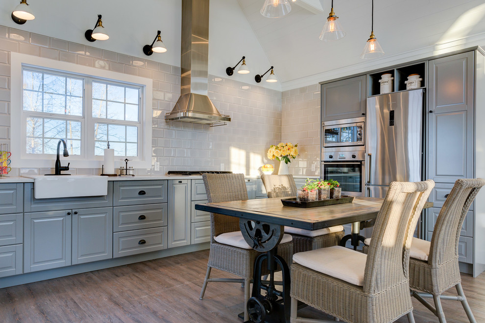 Inspiration for a farmhouse kitchen remodel in Calgary