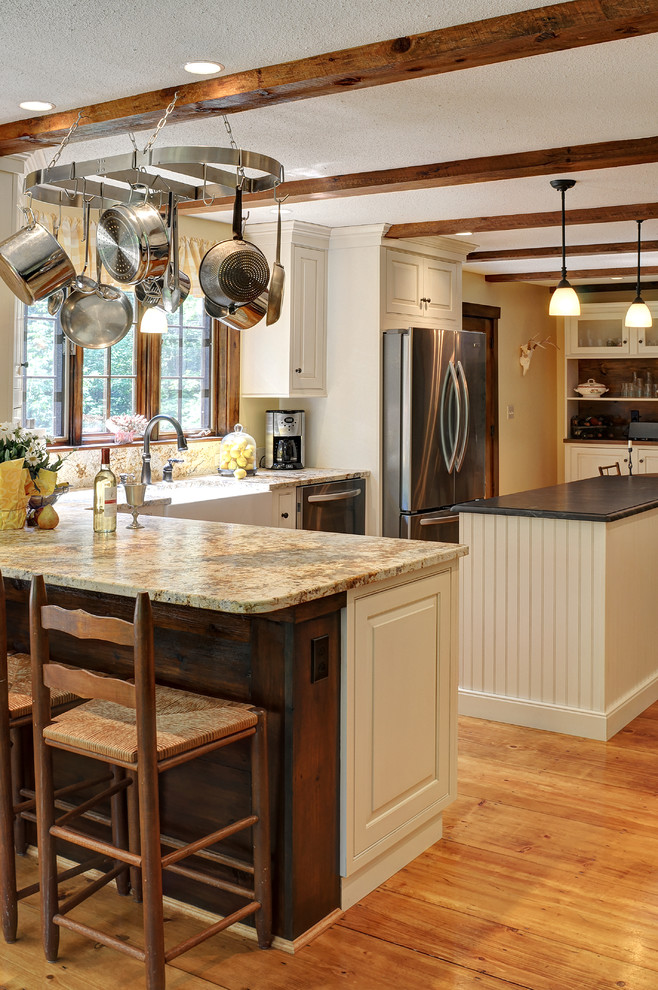 Mittelgroße Klassische Wohnküche in U-Form mit Landhausspüle, Granit-Arbeitsplatte, Küchengeräten aus Edelstahl, braunem Holzboden, braunem Boden, profilierten Schrankfronten, weißen Schränken und Kücheninsel in Boston
