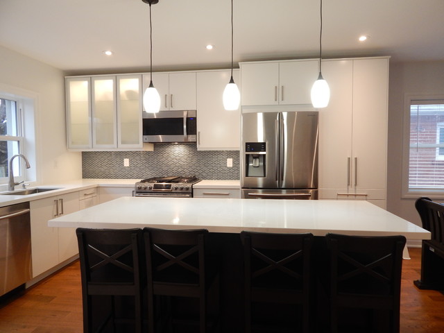 Open-Concept IKEA Kitchen and TV Built-In - Veddinge - Modern - Küche -  Toronto - von Home Reborn | Houzz