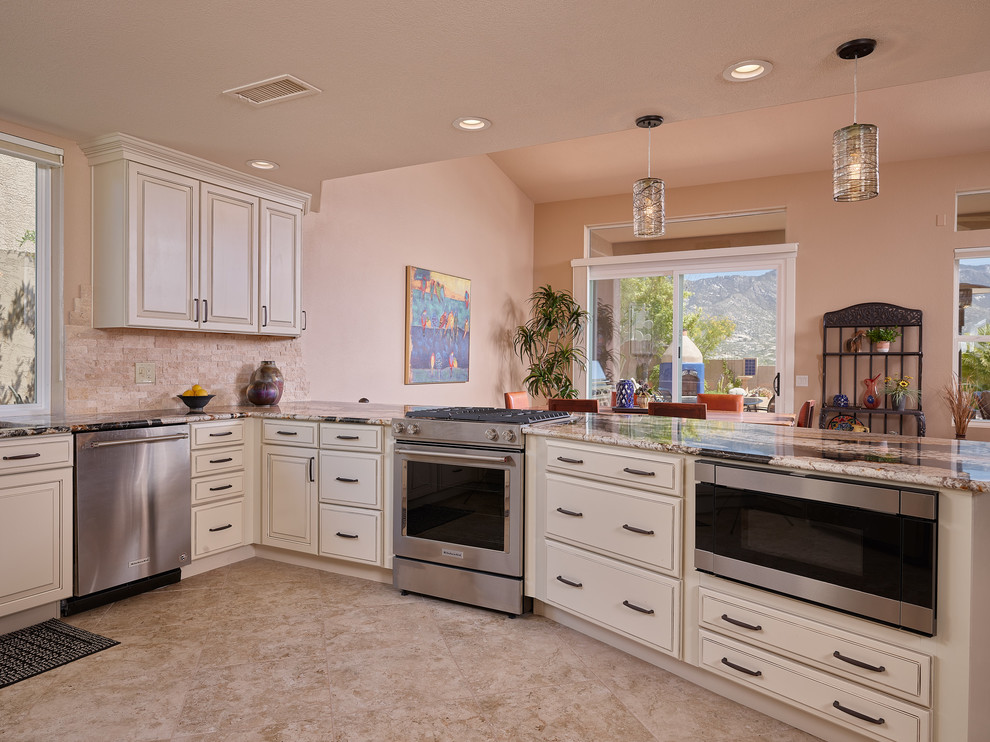 Foto på ett stort amerikanskt flerfärgad kök, med en undermonterad diskho, luckor med upphöjd panel, vita skåp, bänkskiva i kvarts, beige stänkskydd, stänkskydd i stenkakel, rostfria vitvaror, klinkergolv i porslin, en halv köksö och beiget golv