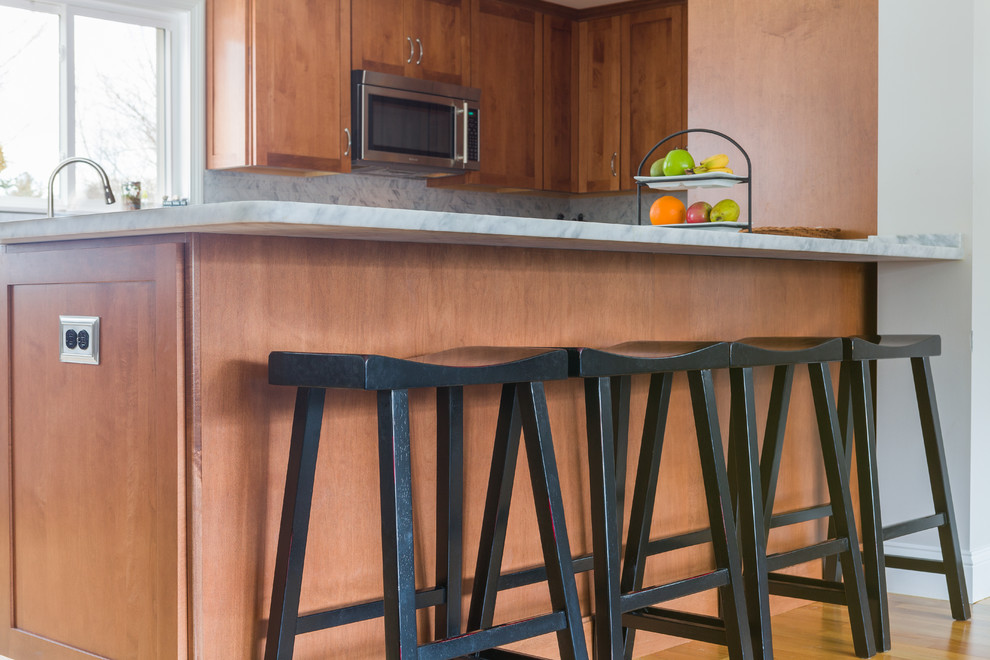 Exempel på ett mellanstort klassiskt grå grått kök, med en rustik diskho, luckor med profilerade fronter, skåp i mellenmörkt trä, marmorbänkskiva, grått stänkskydd, stänkskydd i marmor, rostfria vitvaror, mellanmörkt trägolv och en halv köksö