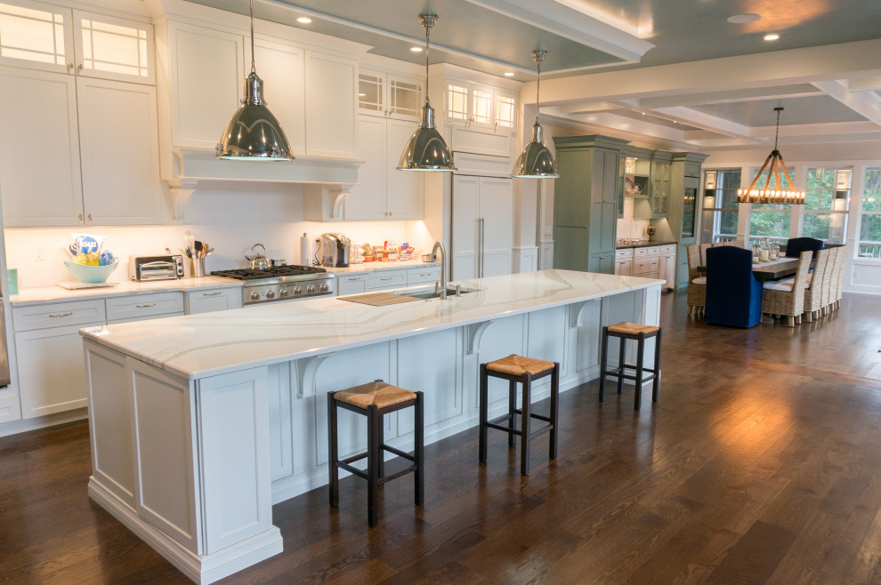 Exempel på ett stort amerikanskt vit vitt kök, med en rustik diskho, skåp i shakerstil, vita skåp, bänkskiva i kvartsit, vitt stänkskydd, stänkskydd i keramik, rostfria vitvaror, mellanmörkt trägolv, en köksö och brunt golv