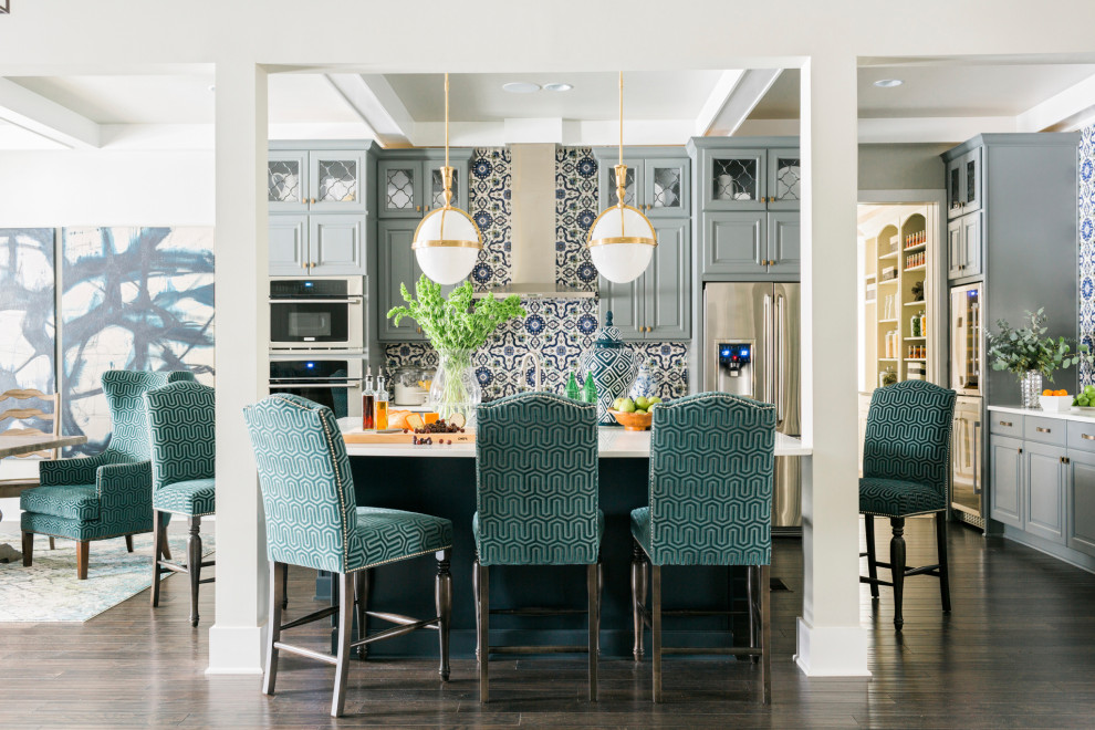 Idéer för ett stort klassiskt vit kök och matrum, med luckor med upphöjd panel, blå skåp, bänkskiva i kvartsit, flerfärgad stänkskydd, rostfria vitvaror, mörkt trägolv, en köksö och brunt golv