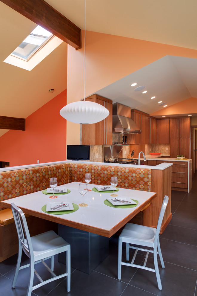 Moderne Küche mit Küchengeräten aus Edelstahl in Chicago